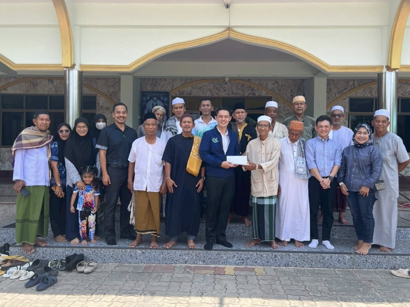 เทศบาลตำบลราไวย์ มอบเงินสมทบทุนซ่อมแซมหลังคา