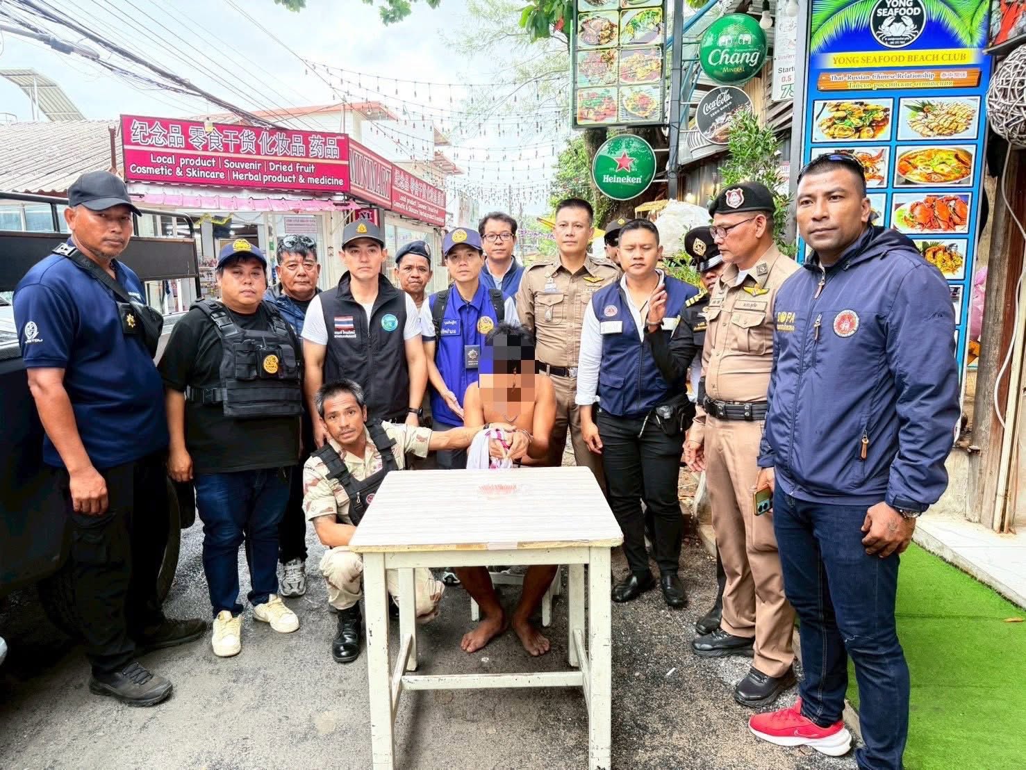 เปิดปฏิบัติการตรวจค้นชุมชนไทยใหม่ เสริมความปลอดภัยในพื้นที่ตำบลราไวย์
